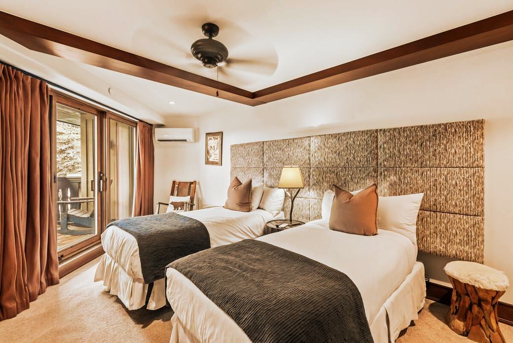 The twin room at 291 Bridge Street